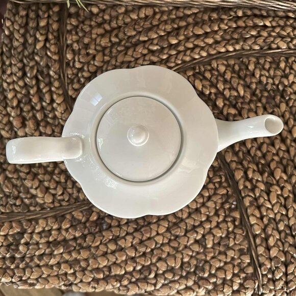 4 cup - Vintage Godinger & Co. White Porcelain Teapot: Flower Petal Design - Picture 3 of 6